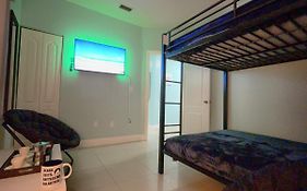 Marlins Park Suites - Apartment 4 - Cafe Colada Suite